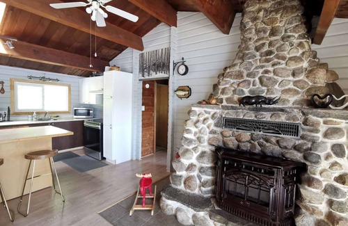 La Minerve Cabaña | Waterfront charming 3-bedroom cottage at Lac Labelle with hot tub and WiFi