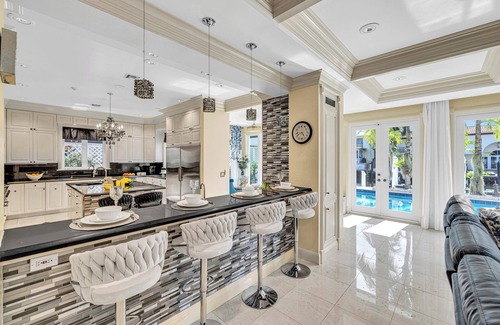 East Fort Lauderdale Villa | Waterfront / Close to Beach / Heated Pool / Canal View & Access / Poinciana Key / VlLLAS