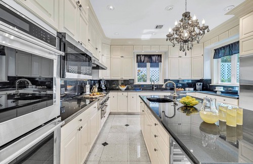 East Fort Lauderdale Villa | Waterfront / Close to Beach / Heated Pool / Canal View & Access / Poinciana Key / VlLLAS