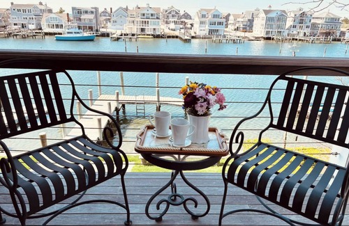 Mystic - New London Casa | Waterfront Comfort: 2-Bedroom Home in Prime Coastal Location