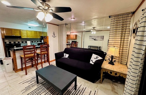 Port Arthur Apartamento | Waterfront Comfy Condo