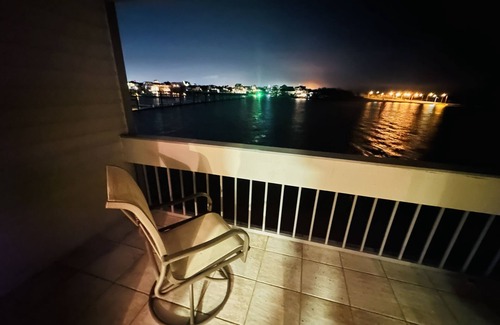 Port Arthur Apartamento | Waterfront Comfy Condo