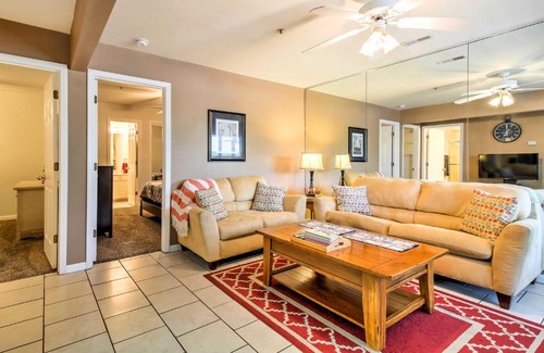 Lakeland Apartamento | Waterfront Condo on Lake Ozark with Boat Slip and Pool