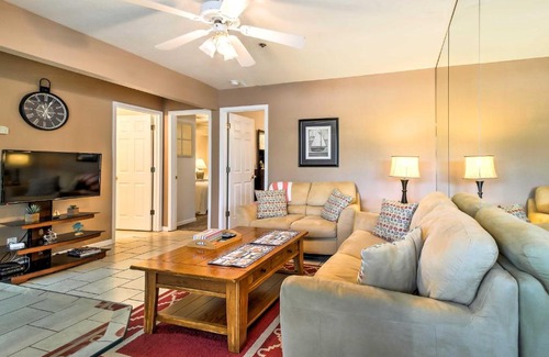 Lakeland Apartamento | Waterfront Condo on Lake Ozark with Boat Slip and Pool