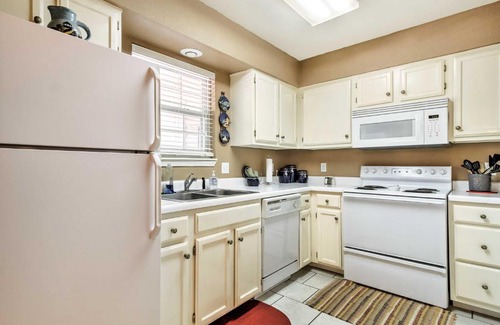 Lakeland Apartamento | Waterfront Condo on Lake Ozark with Boat Slip and Pool