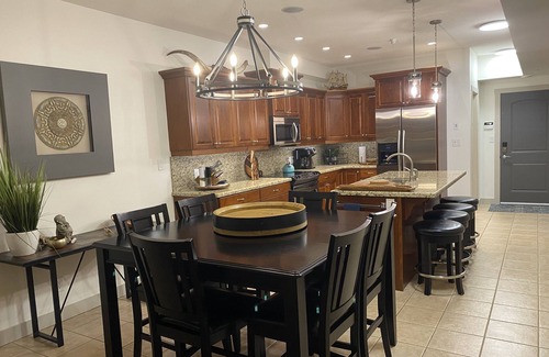 Sicamous Condominio | Waterfront condo on Mara Lake w/ Hot Tub and Pool