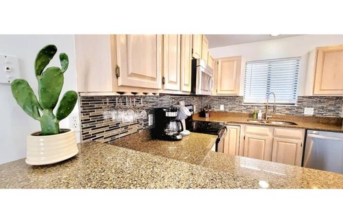 Osage Beach Condominio | ☆WATERFRONT CONDO☆ Sleeps 5 + 2 pools + FREE Boat Slip + Child Friendly!