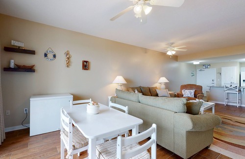 Fort Morgan Pines Condominio | Waterfront condo with bay views, pool, hot tub, boat ramp, & private balcony
