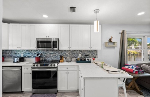 Caloosahatchee Condominio | Waterfront Condo with Pool & Boat Slip