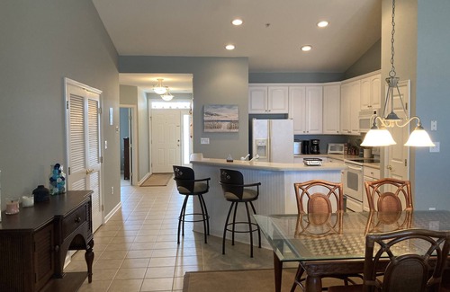 Sunset Island Condominio | Waterfront condo with balcony, fireplace, AC, W/D, WiFi, indoor & outdoor pools
