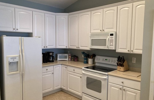 Sunset Island Condominio | Waterfront condo with balcony, fireplace, AC, W/D, WiFi, indoor & outdoor pools