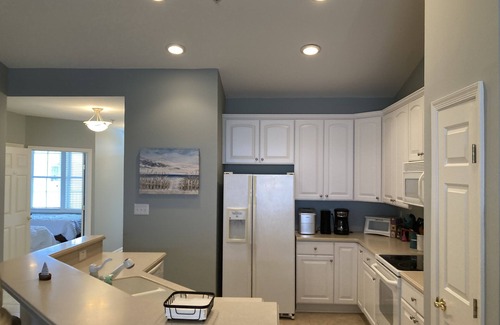 Sunset Island Condominio | Waterfront condo with balcony, fireplace, AC, W/D, WiFi, indoor & outdoor pools