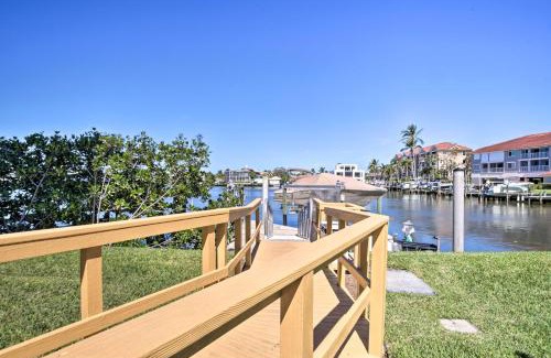 Vanderbilt Beach Apartamento | Waterfront Condo with Lanai and Views - Walk to Beach!