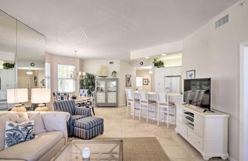 Vanderbilt Beach Apartamento | Waterfront Condo with Lanai and Views - Walk to Beach!