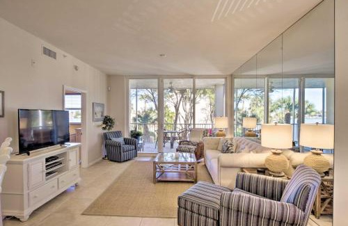 Vanderbilt Beach Apartamento | Waterfront Condo with Lanai and Views - Walk to Beach!