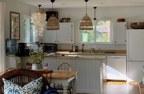 Sturdies Bay Cabaña | Lovely Waterfront Cottage, reserve su escapada ahora!