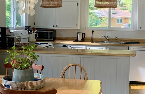 Sturdies Bay Cabaña | Lovely Waterfront Cottage, reserve su escapada ahora!