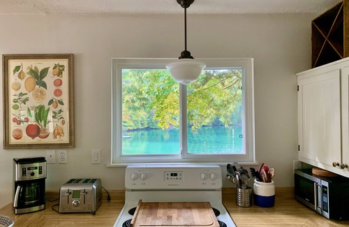 Sturdies Bay Cabaña | Lovely Waterfront Cottage, reserve su escapada ahora!
