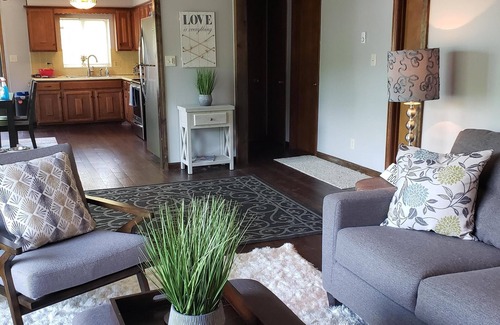 Gravois Mills Cabaña | ¡Llame para ofertas especiales de otoño! ¡Ven y relájate en esta cabaña junto al lago!