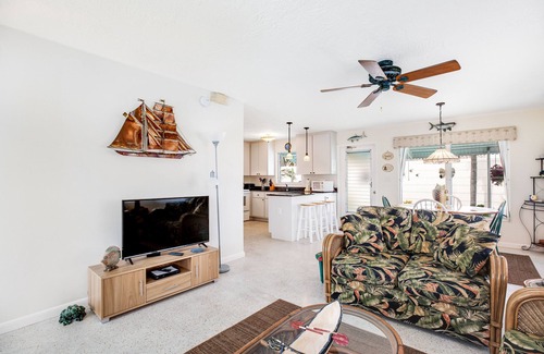 Little Venice Casa | Waterfront Cottage: 60-ft. dock, Fish Station, free WiFI, 3 TVs & washer/dryer
