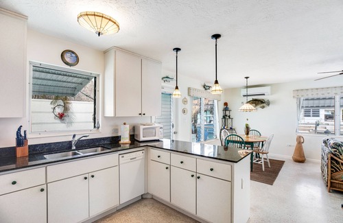 Little Venice Casa | Waterfront Cottage: 60-ft. dock, Fish Station, free WiFI, 3 TVs & washer/dryer