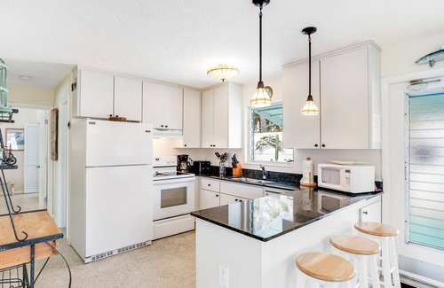 Little Venice Casa | Waterfront Cottage: 60-ft. dock, Fish Station, free WiFI, 3 TVs & washer/dryer