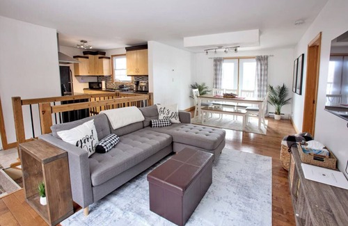 Quinte West Cabaña | Waterfront Cottage with Salt Water HOT TUB! Directly on the Trent-Severn.
