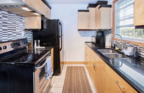 Quinte West Cabaña | Waterfront Cottage with Salt Water HOT TUB! Directly on the Trent-Severn.