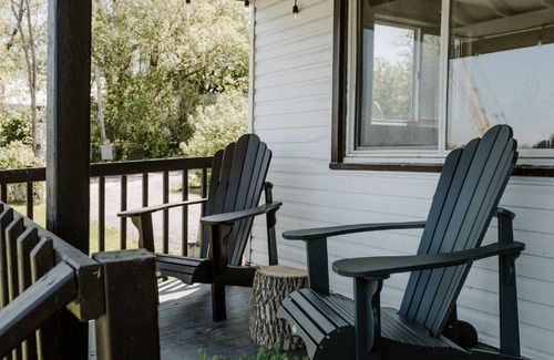 Wolfe Island Cabaña | Waterfront Cottage in Marysville Wolfe Island - Fisherman's Cottage