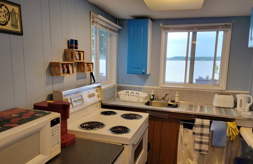 Greater Napanee Cabaña | WATERFRONT COTTAGE IN GREATER NAPANEE UNIT A 4305 County road 9, Greater napanee