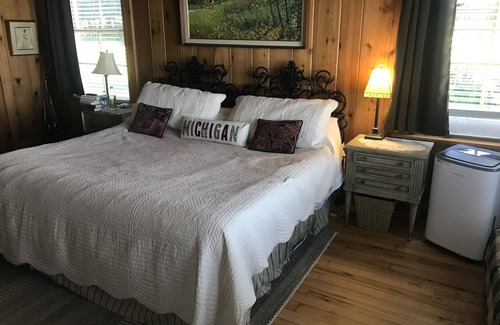 Alanson Cabaña | Waterfront Cottage on Burt Lake