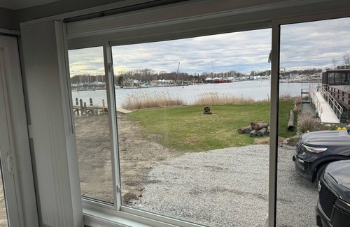 Warwick Cabaña | Waterfront cottage on Warwick Cove.