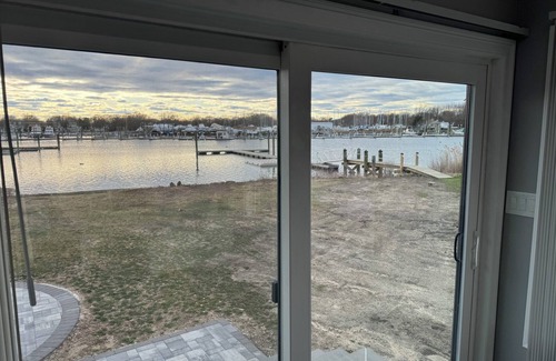 Warwick Cabaña | Waterfront cottage on Warwick Cove.