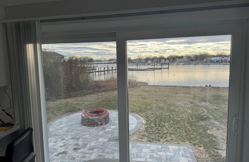 Warwick Cabaña | Waterfront cottage on Warwick Cove.