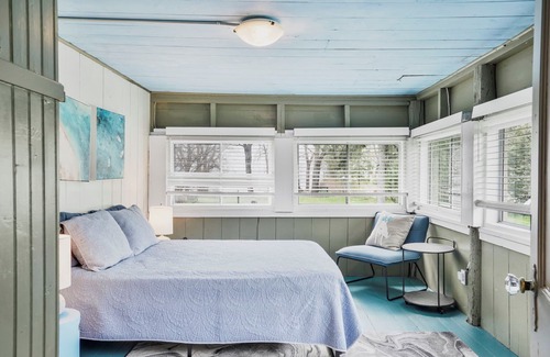 Fort Erie Casa | Waterfront Cottage | Private Beach & Sunset Views!
