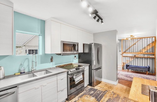 Fort Erie Casa | Waterfront Cottage | Private Beach & Sunset Views!