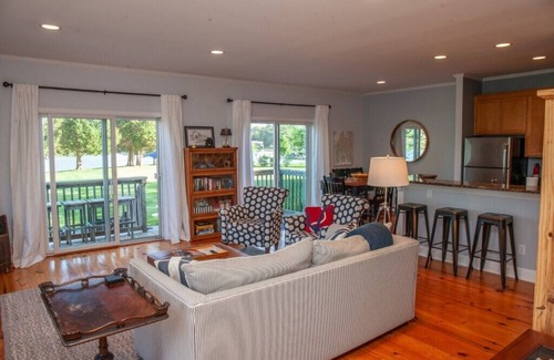 Unionville Casa | Waterfront Cottage, bañera de hidromasaje privada, pozo de fuego - perfecta escapada romántica