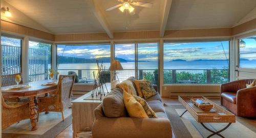 Deer Harbor Casa | Waterfront Cottage Rental with Spectacular Sunset Views on Orcas Island, Washington