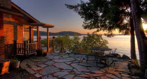 Deer Harbor Casa | Waterfront Cottage Rental with Spectacular Sunset Views on Orcas Island, Washington