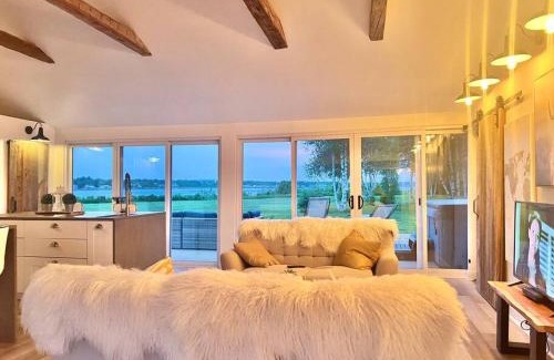 Pointe-du-Chene Chalet De Esquí | Waterfront Cottage 'The Dream' with Private Hot Tub