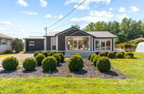 Pointe-du-Chene Chalet De Esquí | Waterfront Cottage 'The Dream' with Private Hot Tub