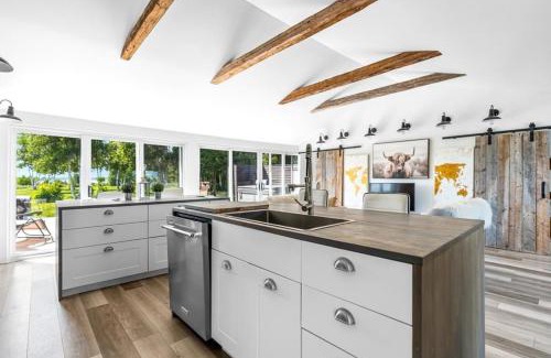 Pointe-du-Chene Chalet De Esquí | Waterfront Cottage 'The Dream' with Private Hot Tub