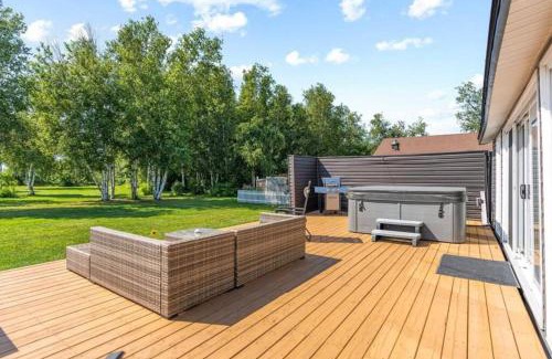 Pointe-du-Chene Chalet De Esquí | Waterfront Cottage 'The Dream' with Private Hot Tub