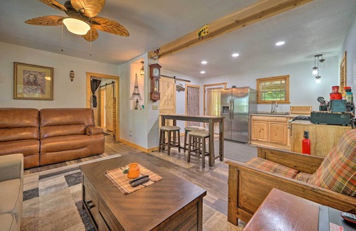Fort Towson Cabaña | Waterfront Cottage in Fort Towson w/ 2 Decks!