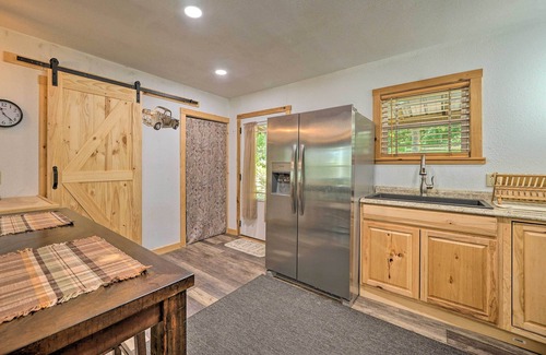 Fort Towson Cabaña | Waterfront Cottage in Fort Towson w/ 2 Decks!