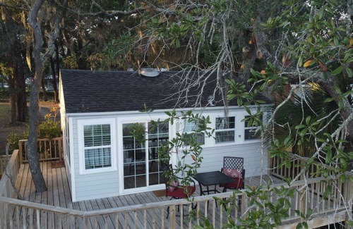 Girvin Casa | Waterfront Cottage * Deep Water Dock * Fishing * Spectacular Sunrises