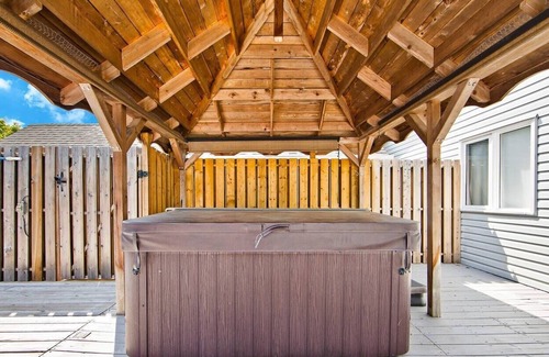 Quinte West Cabaña | Waterfront Cottage with pool, hot tub & Fire Pit