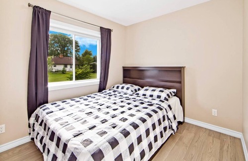 Quinte West Cabaña | Waterfront Cottage with pool, hot tub & Fire Pit