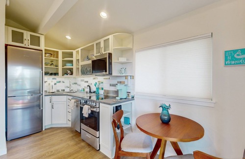 Allyn-Grapeview Apartamento | Waterfront couples getaway with patio, gas fireplace, full kitchen and Wifi