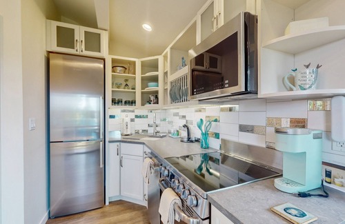 Allyn-Grapeview Apartamento | Waterfront couples getaway with patio, gas fireplace, full kitchen and Wifi